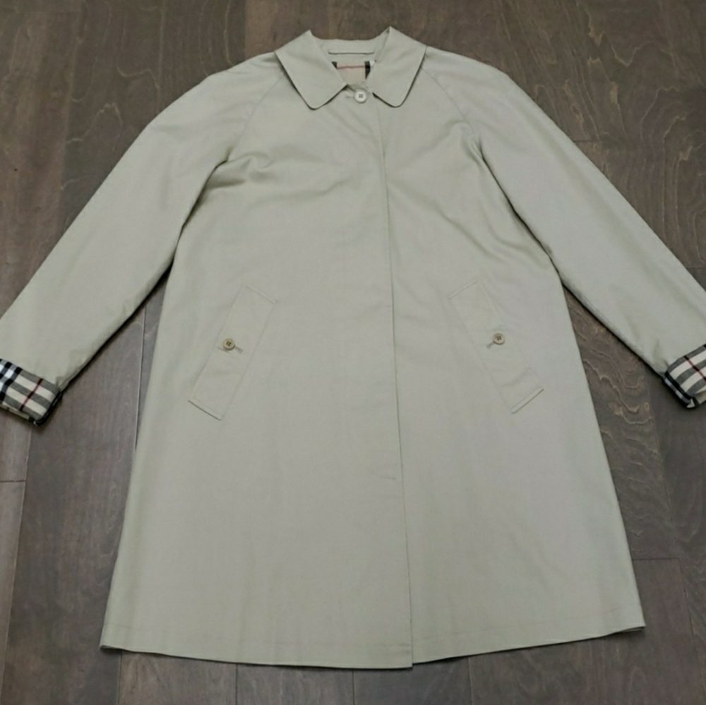 100% Authentic!! Burberry Coat w/ detachable hood